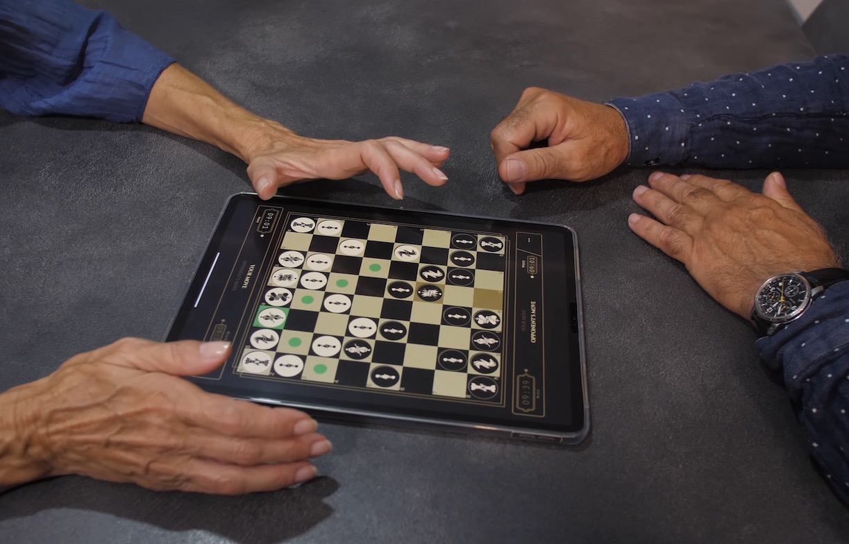 Two Player Chess - Turn your tablet or mobile phone into a chessboard